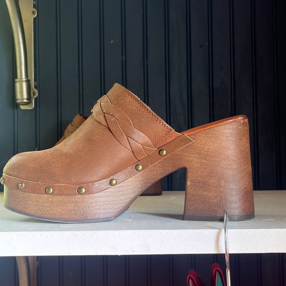 Never worn 8.5 Mia leather Clog with braided detail. abFab. When a sz 7 tries! - Picture 2 of 4